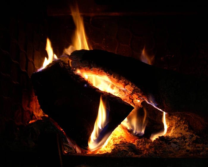 PICT1402 small KALYVES FIREPLACE.jpg - 263576 Bytes